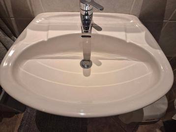 Gratis (bijna) wastafel, kraan warm/koud en zuil