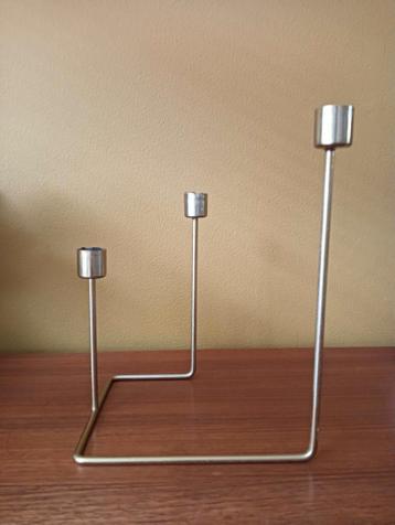 Gratis! Moderne gouden kandelaar voor 3 kaarsen