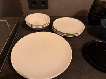 serviesonderdelen: borden, kommen, ontbijtbord
