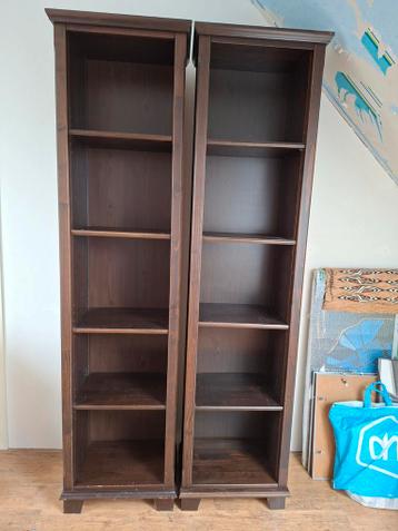 Twee donkerbruine houten boekenkasten met planken