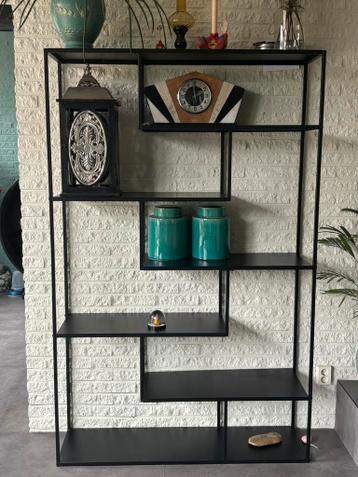 Gratis zwarte vakkenkast