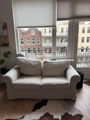 Twee witte banken gratis af te halen in Amsterdam