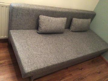 Grijze slaapbank met stofbekleding