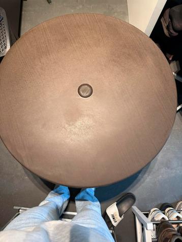 Ronde eettafel met metalen onderstel