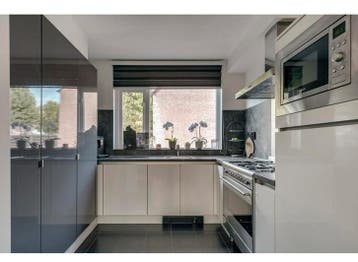 Complete keuken met inbouwapparatuur