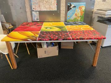 Tafel met vrolijke print