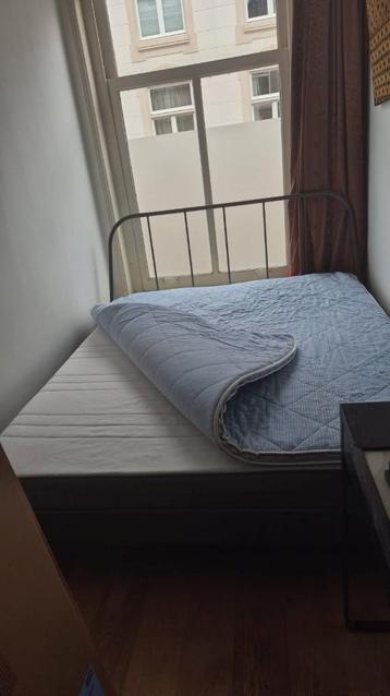 bed (metalen frame, lattenbodem, matras, topper)