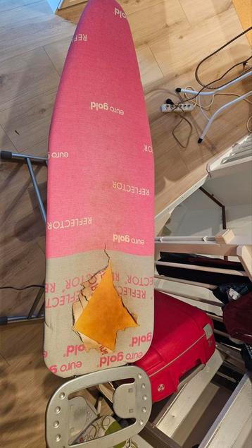 Zilvergrijze strijkplank met stopcontact en extra hoog