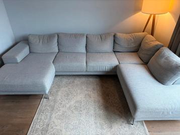 Grijze stoffen bank met 2 loungeplekken