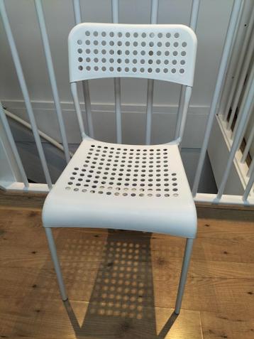 Witte kunststof stoel met geperforeerde zitting ikea