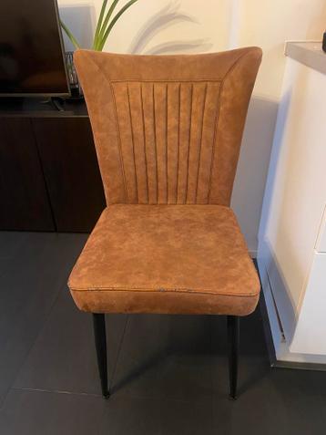 Gratis stoel met beschadigde rand