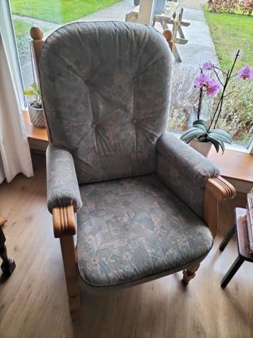 Gratis stoel met houten frame en stoffen bekleding