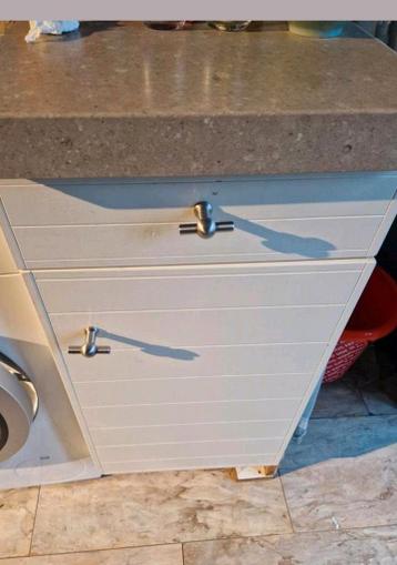 Keukenkast met besteklade.