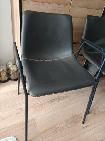 Set van 2 kunstleren industriële stoelen voor 10€