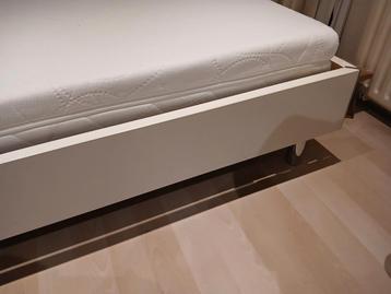 Ledikant + matras 140 x 200 cm. Gratis afhalen.