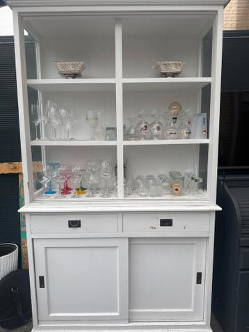 Gratis ophalen: Witte vitrinekast met schuif deuren en lades