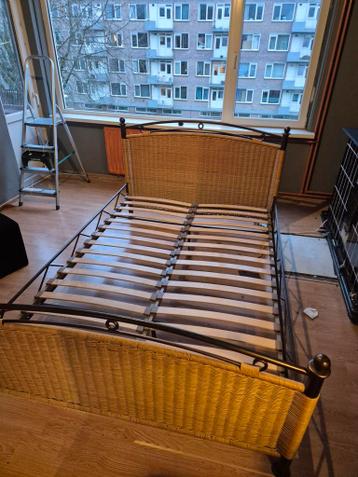 Bed 200x140 met metalen frame en rieten hoofdeinde