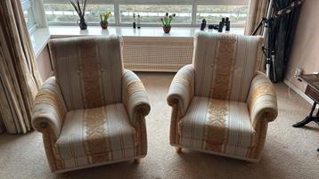 Twee klassieke fauteuils met barokprint