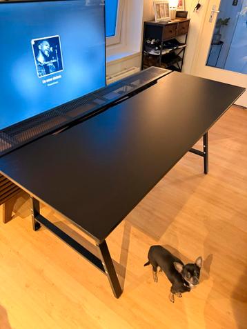 Zwart bureau met kabelgoot - Gebruikt