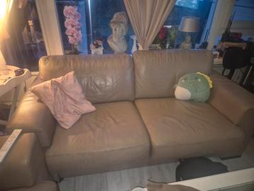 Twee lichtbruine leren banken (215 cm en 190 cm)