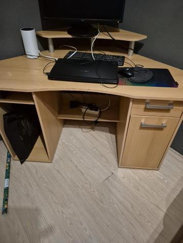 GRATIS Hoekbureau met lade, kast en monitoropzetstuk
