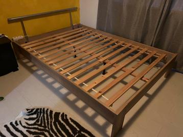 GRATIS bed met lattenbodem 140 cm x 200 cm GRATIS ophalen