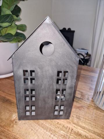 Metalen huisje voor ledkaars .