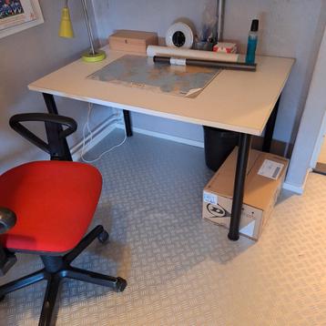 Gratis bureau/tafel met bureaustoel