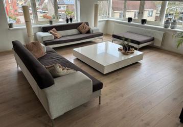 Twee bankstellen en hokker