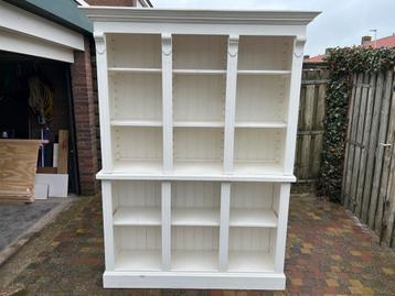 Grote witte boekenkast met veel opbergruimte