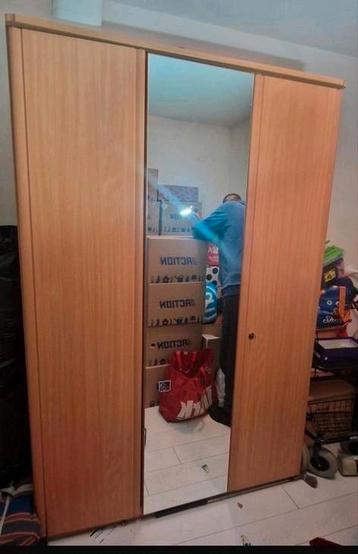 Mooie driedeurs kast met spiegel en veel opbergruimte