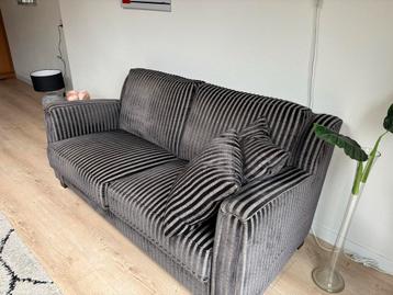 Grijs fluwen 2,5 zitsbankje goede kwaliteit