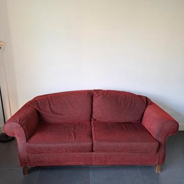 Donkerrode tweezitsbank met stevige stof