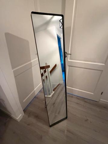 Spiegel met barst onderin(gratis af te halen)