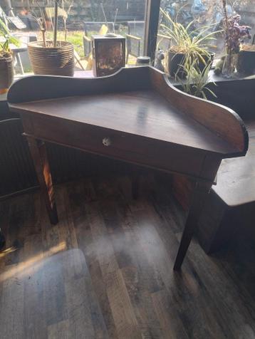 Hoek tafeltje met lade