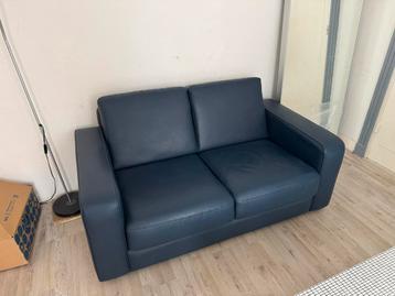Donkerblauwe tweezitsbank van leer