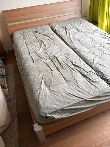 Tweepersoonsbed - lattenbodem - 200 x 173 cm - GRATIS