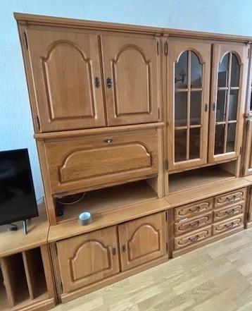 Gratis eiken wandkast af te halen