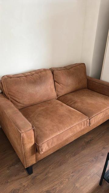 Cognac kleurige lederen tweezitsbank.