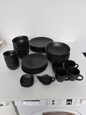 GRATIS - Zwart Servies - Borden, Kommen, Mokken & Schaaltj