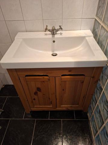 Badmeubel met wastafel en houten onderkast