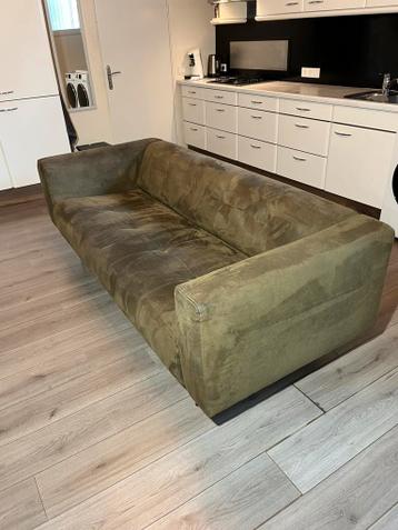 Moet weg! Olijfgroene bank van VT Wonen/Eijerkamp