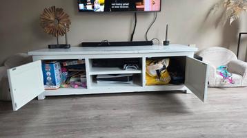 Gratis af te halen: Witte TV-kast met gebruikssporen