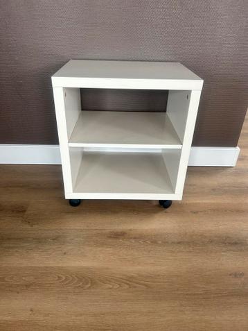 Wit kastje op wielen - handig voor extra opbergruimte