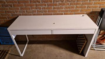 Bureau met lades, kleine beschadiging, gratis af te halen