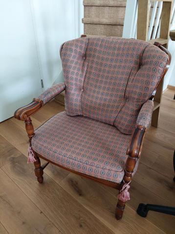 Vintage fauteuil met houten frame en stoffen bekleding