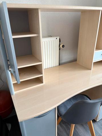 Praktisch bureau met opbergruimte en lades