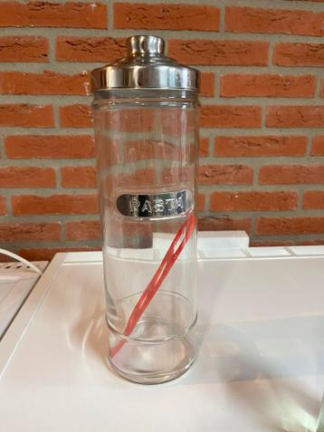 Glazen pot voor pasta met metalen deksel