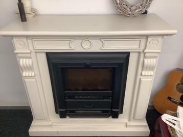 Sfeervolle elektrische haard met klassieke ombouw gratis