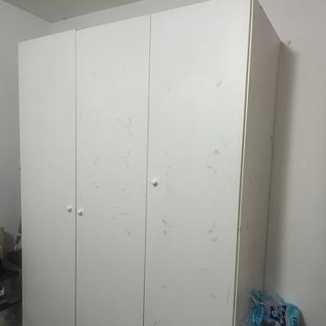 Gebruikte kledingkast. 3-deurs. GRATIS